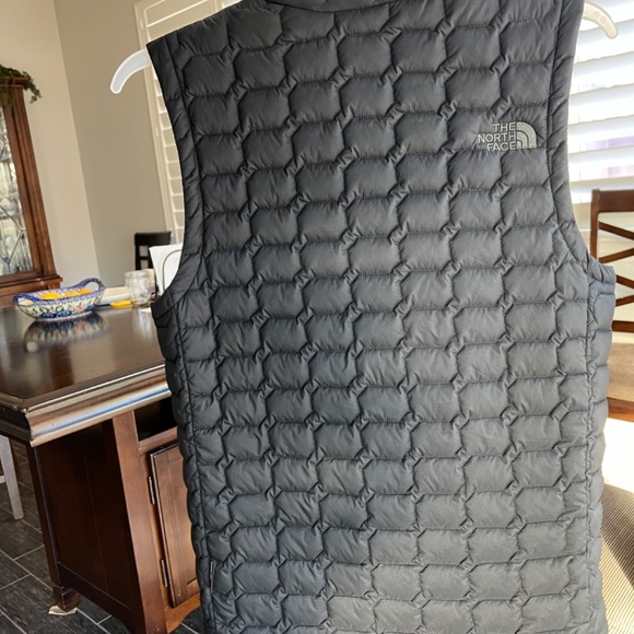 North Face thermoball vest Men’s Small HOT! Literally! - Picture 2 of 4